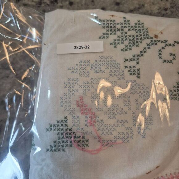 Pillowcases (2), White Cotton, Vintage Pink Variegated Crochet Cross Stitch Star - Picture 6 of 14